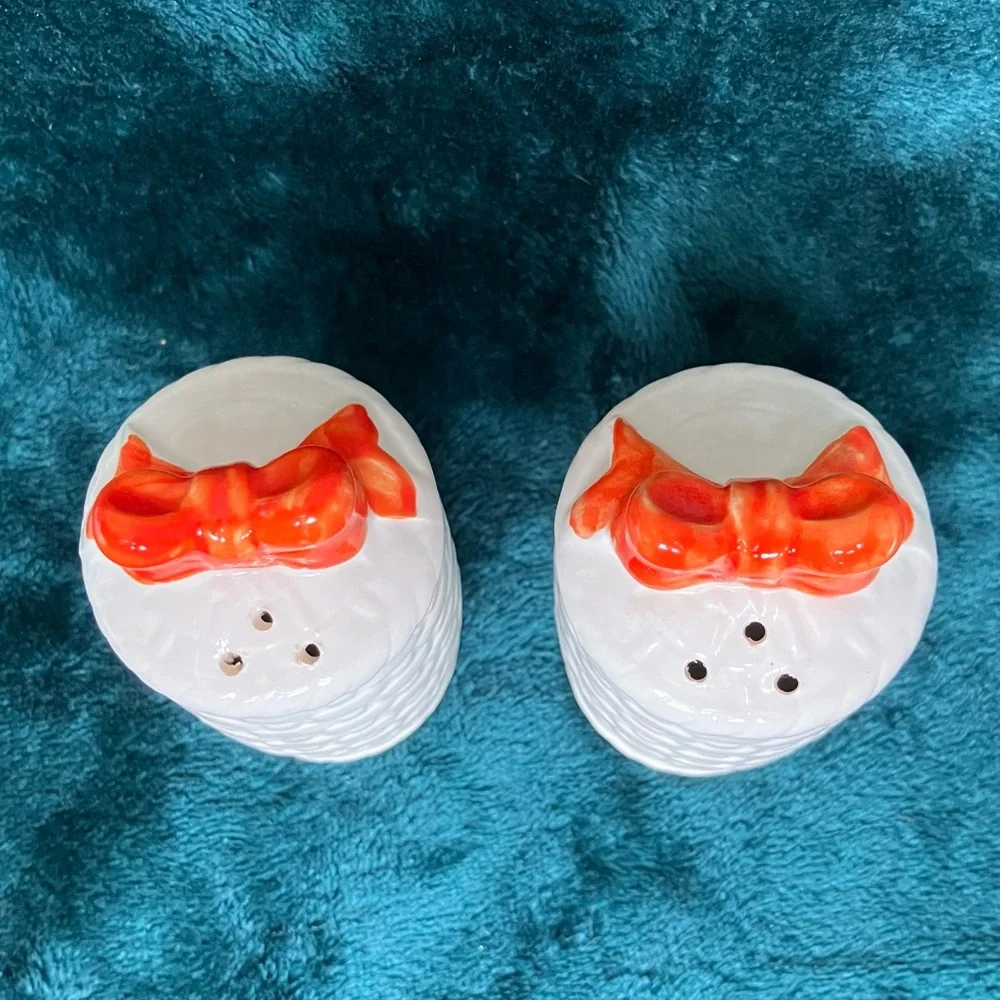 Vintage Set Enesco Japan Holly‎ Berry Salt and Pepper Shakers